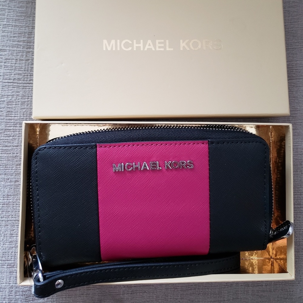 Leather Michael kors wristlet